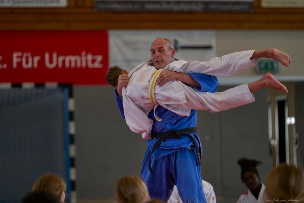 Weitwurf mit Judoka, eine alternative Fallschule