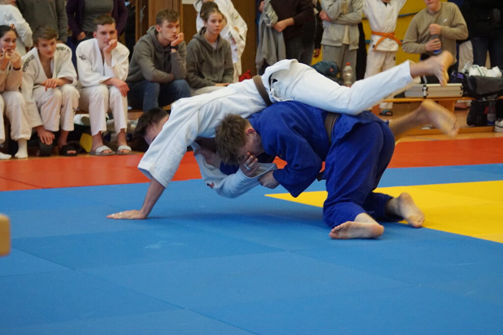 Dominik Bogdanov im Halbfinale gegen Julian Herzog, mit einem Tiefen-Seoi-Nage